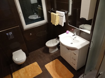 Modernes Badezimmer in einer Familien-Ferienvilla zu vermieten in Okrug Gornji