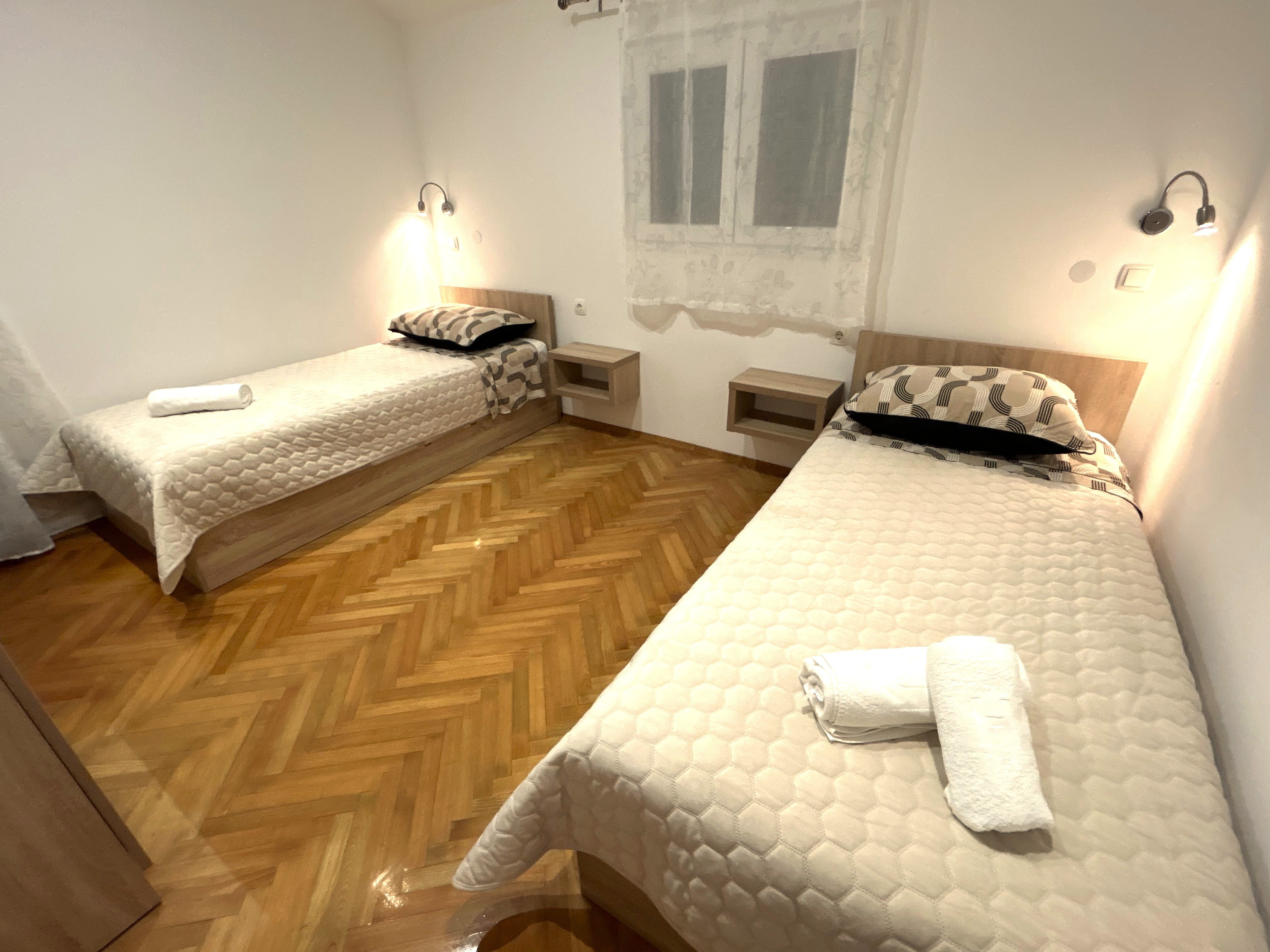 Doppel-Schlafzimmer in modern eingerichteter Wohnung zur Miete in Okrug und Ciovo