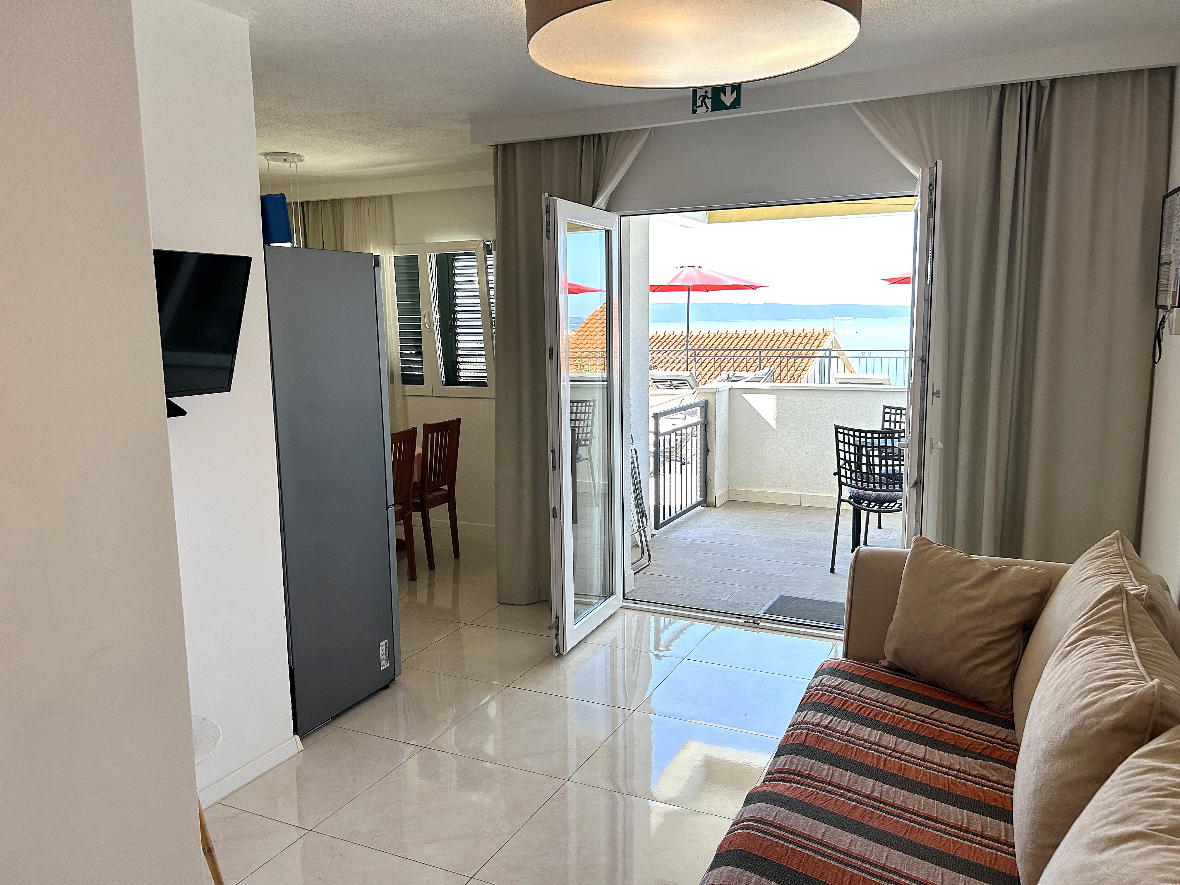 vanjski bazen i jacuzzi u apartmanima Apartments Zora