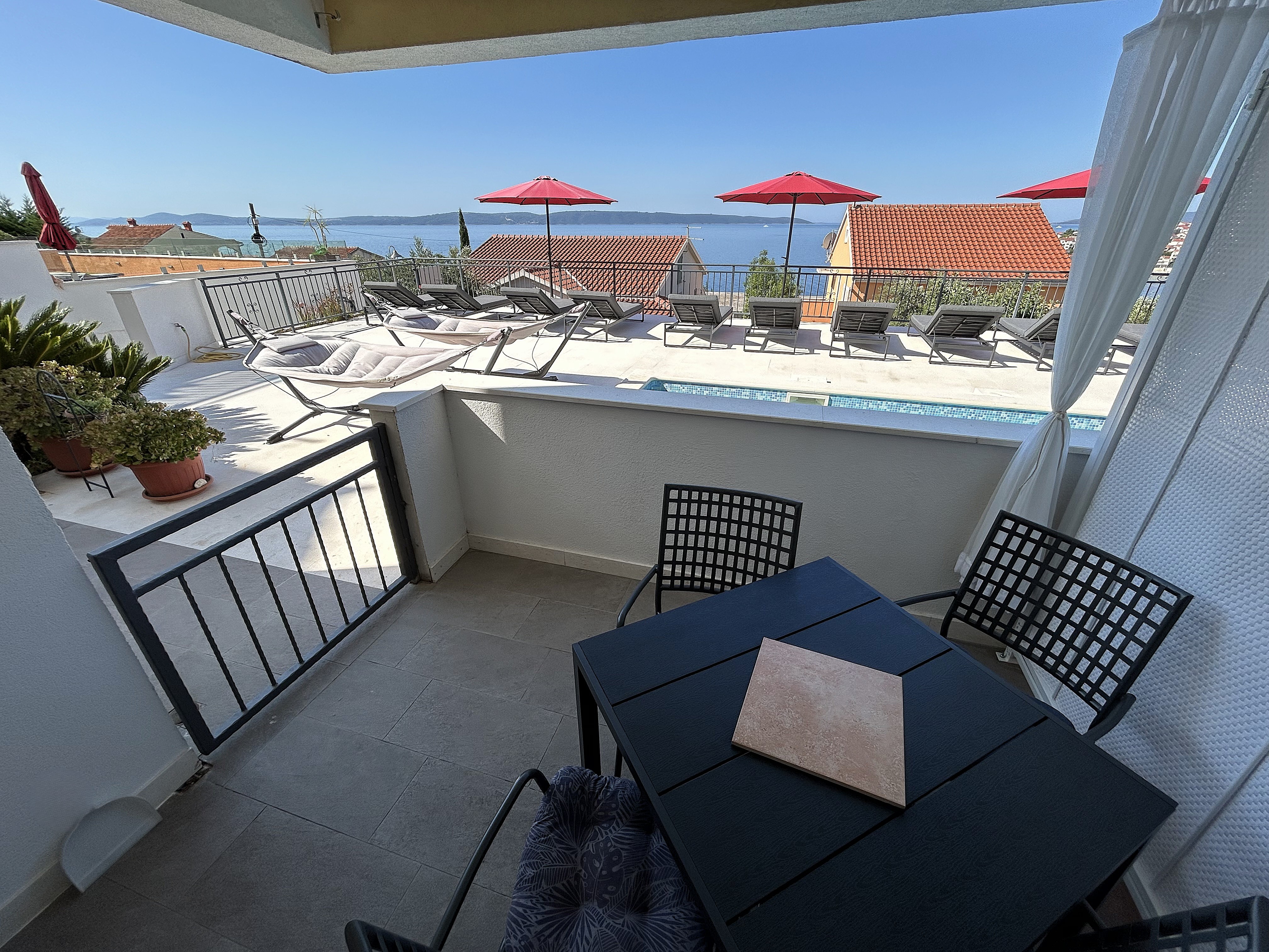 terasa s pogledom na more i uvalu movarštica Apartments Zora