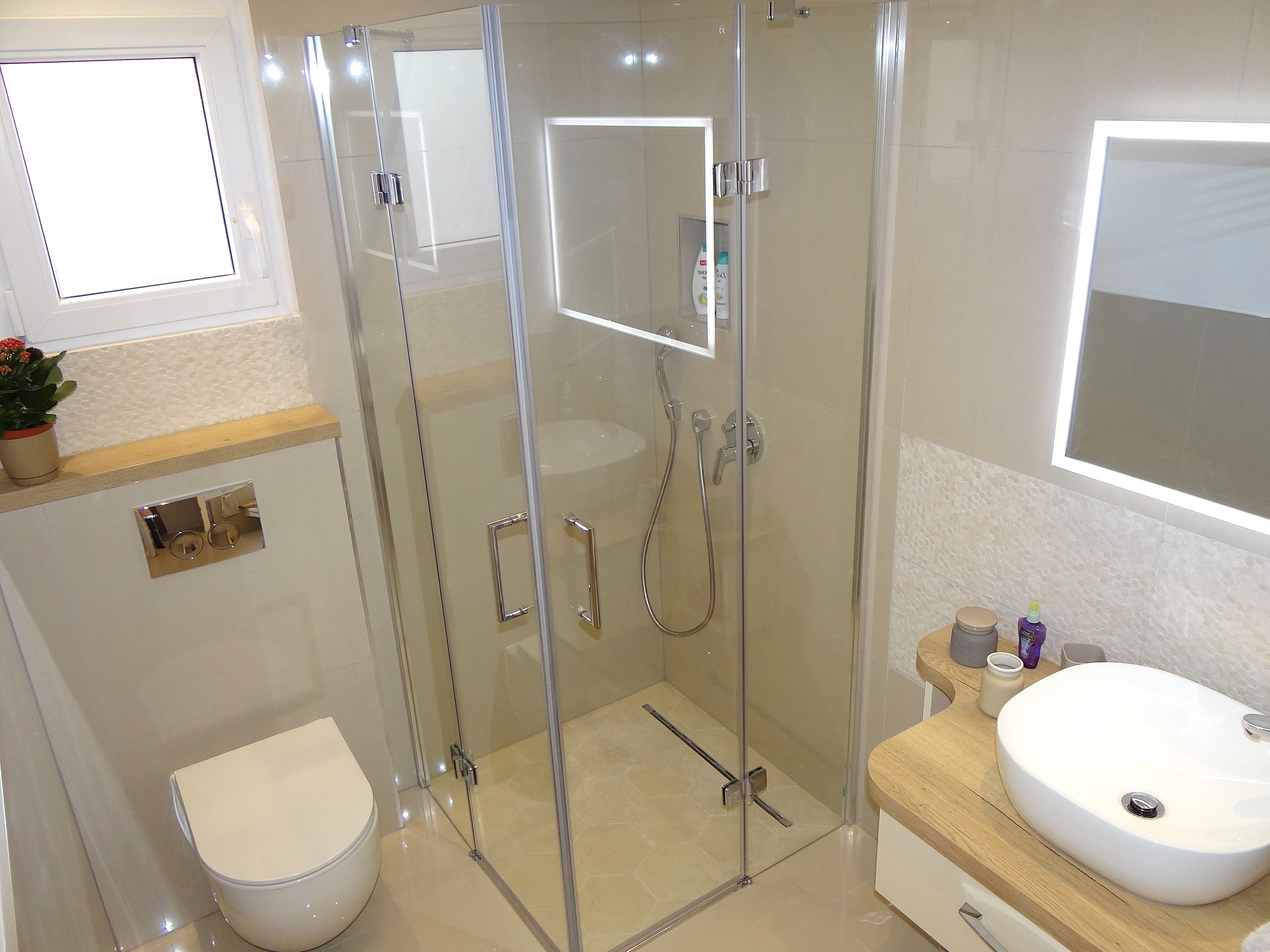 Moderno uređeno kupatilo u apartmanima Zora Apartments Zora