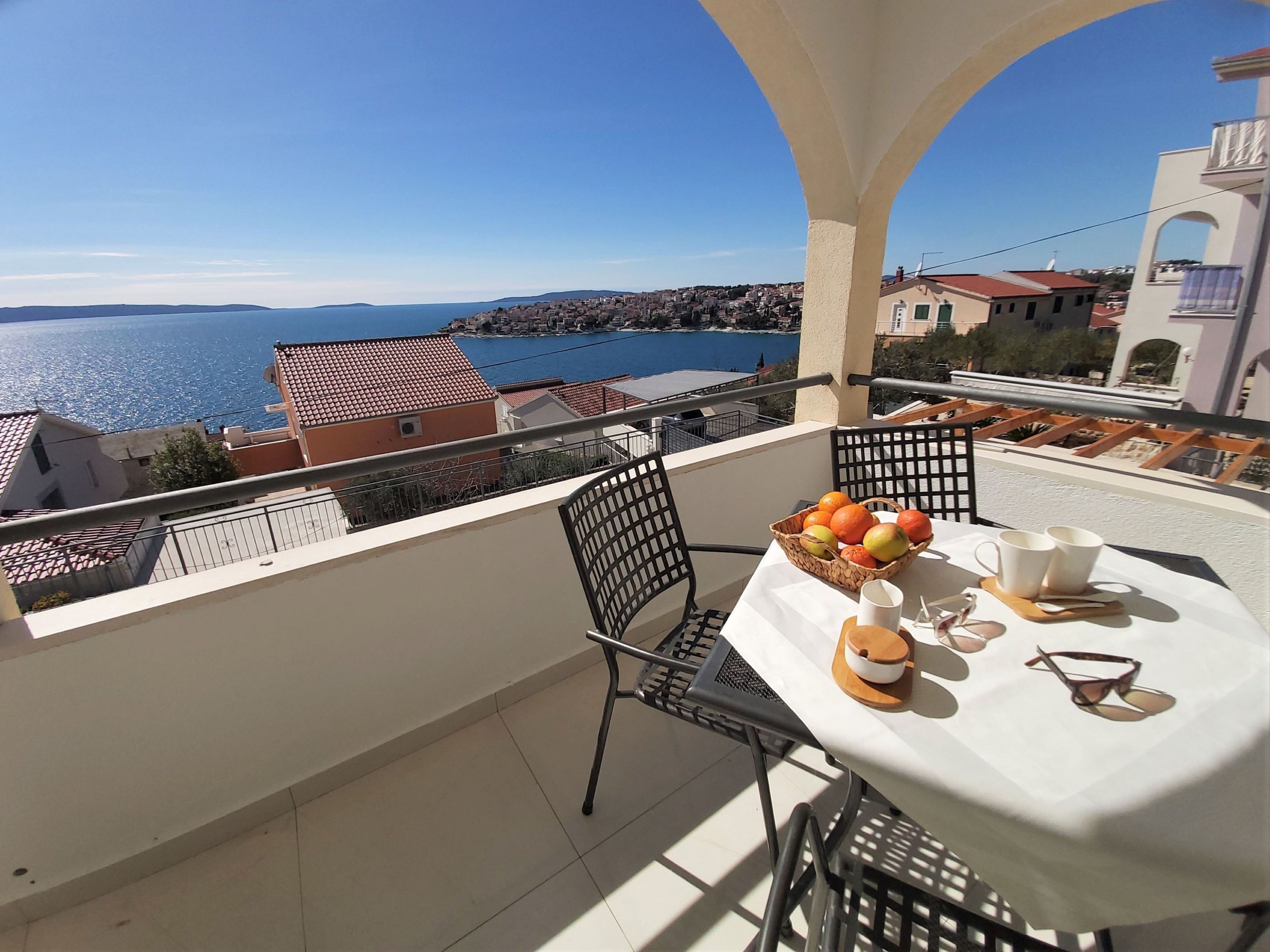 Terasa s pogledom na more u apartmanima Zora Apartments Zora