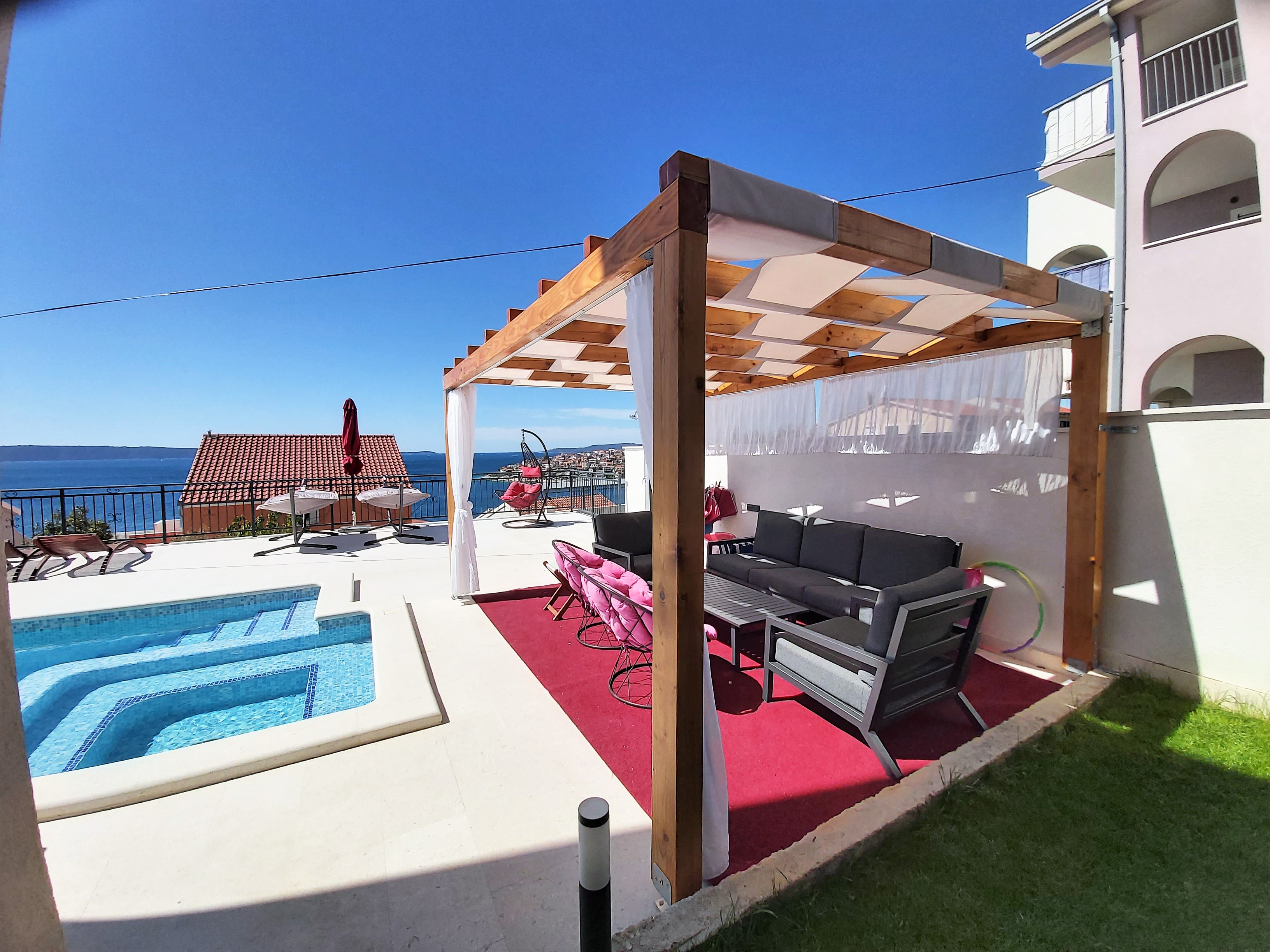 terasa s pogledom na more i uvalu movarštica Apartments Zora