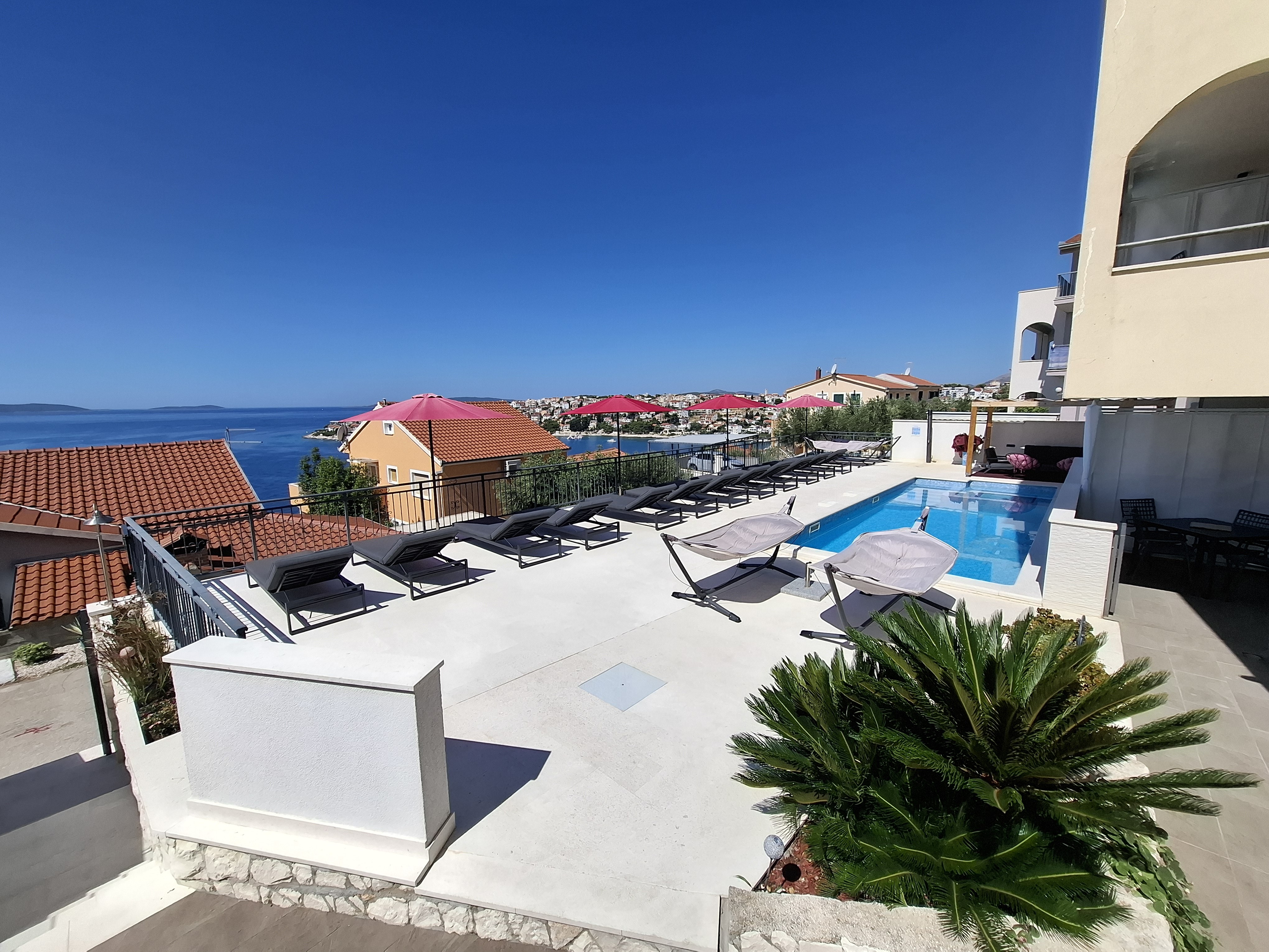vanjski bazen i jacuzzi u apartmanima Apartments Zora